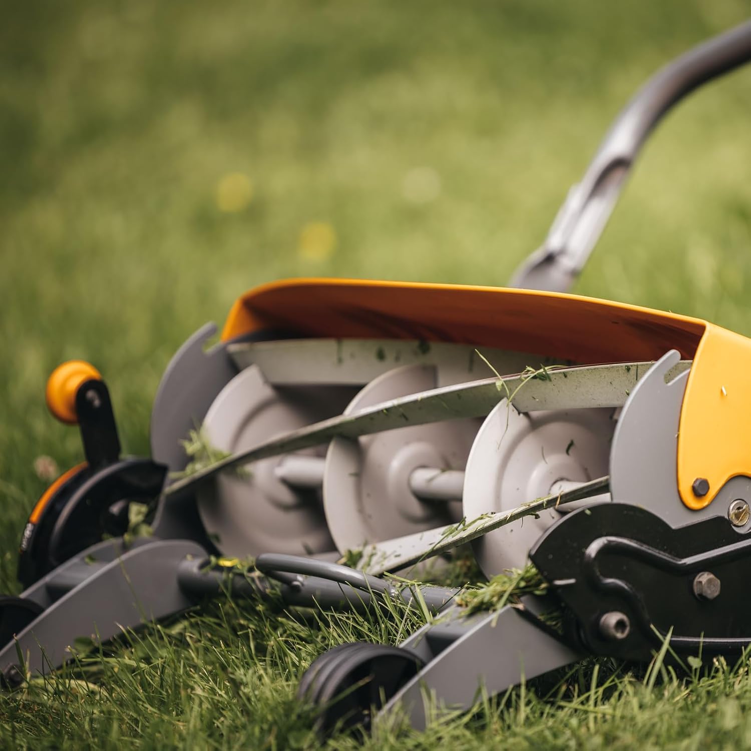 Fiskars StaySharp Max Reel Push Lawn Mower 18 Inch - Is It Worth the Price?